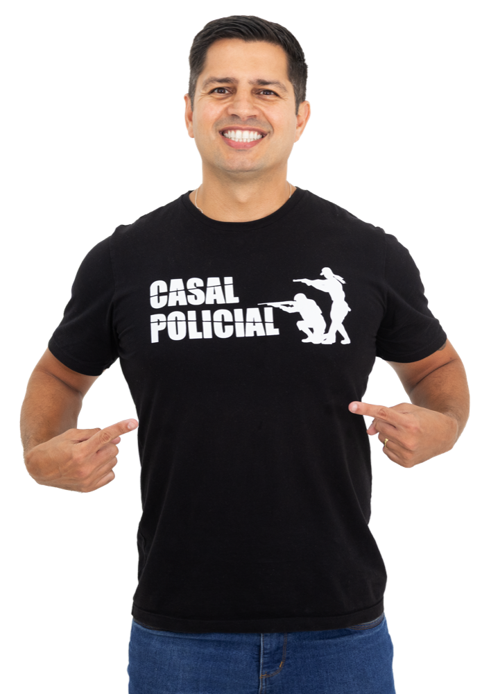 Thiago do Casal Policial apontando para a camiseta