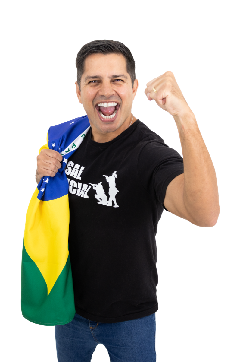 Thiago do Casal Policial comemorando com a bandeira do Brasil no ombro